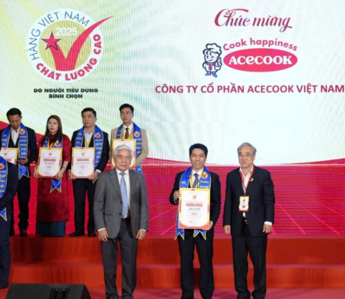 1-1754665264-4999-1754667308 Đại diện Acecook Việt Nam nhận danh hiệu Hàng Việt Nam chất lượng cao lần thứ 29 liên tiếp, đầu năm 2025. Nguồn: Acecook Việt Nam