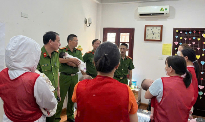1-1754706553-1754706572-2913-1754706692 Công an làm việc với các trường hợp mang thai hộ. Ảnh: Công an cung cấp