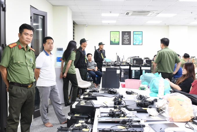 1-1754887881-9908-1754888053 Công an khám xét tại hiện trường tổ chức phạm tội. Ảnh: Công an cung cấp