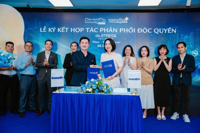 1-1754914436-3093-1754915241 Đại diện Dunlopillo và Vua Nệm ký kết hợp tác. Ảnh: Dunlopillo
