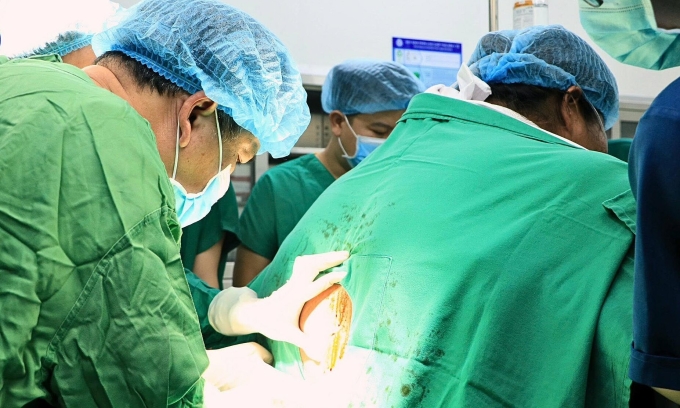 1-1755228196-1755228242-1762-1755228441 Các bác sĩ thực hiện gây tê vùng nhưng kim gây tê hiện có gần như không đủ chiều dài. Ảnh: Bệnh viện cung cấp