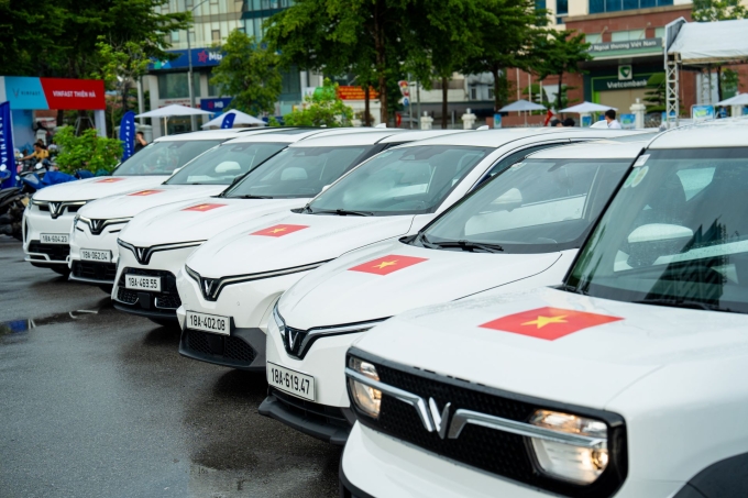 1-1755501632-6739-1755503813 Các mẫu xe điện VinFast dán decal quốc kỳ.