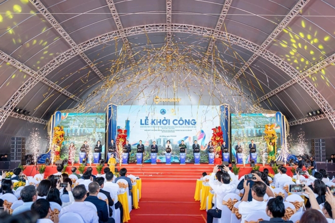 1-1755591214-7301-1755591547 Các đại biểu thực hiện nghi thức khởi công dự án Da Nang Downtown. Ảnh: Sun Group