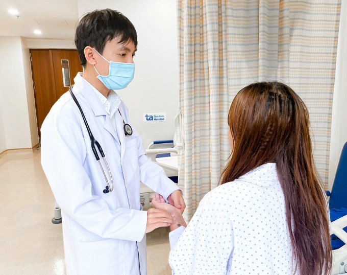 1-2-1755481494-3230-1755481567-7937-7516-1755482893 Bác sĩ Luân kiểm tra nhịp tim cho bệnh nhân sau vài ngày điều trị cơn bão giáp. Ảnh: Hạ Vũ
