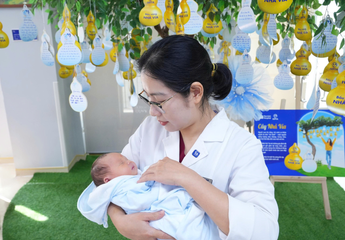 1-3-1-1754358153-1754358218-3959-1754358285 Bác sĩ IVF Tâm Anh thăm mẹ con chị Hồng trước khi xuất viện. Ảnh: Trà My