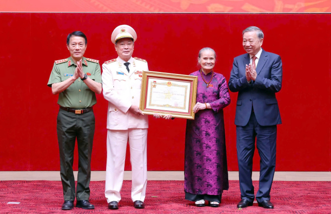 1-copy-1755333409-8728-1755333731 Tổng Bí thư Tô Lâm trao Bằng danh hiệu Anh hùng lực lượng vũ trang nhân dân cho đại diện gia đình cố Bộ trưởng Lê Minh Hương. Ảnh: Linh Đan