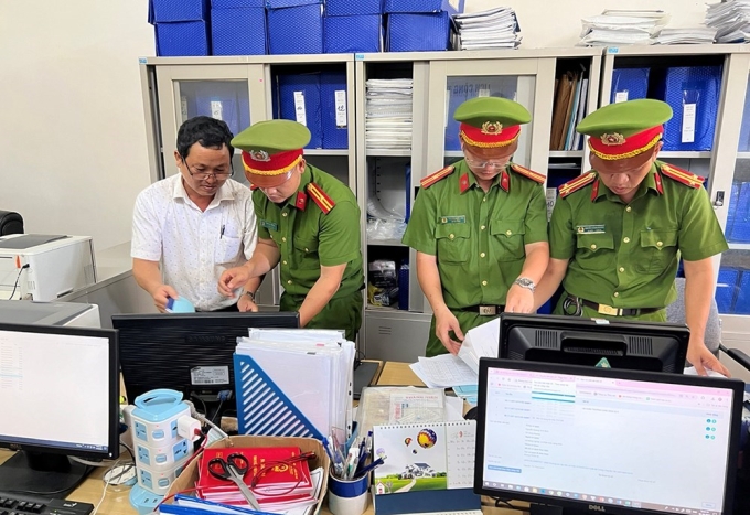 1-dkuv-1754365085-8608-1754365251-1 Cơ quan công an khám xét Chi cục Thủy sản vào năm 2024. Ảnh: Phan Bé