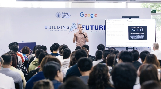 1-jpeg-1754448720-1754449948-5837-1754450046 Ông Jeff Dean, Phó chủ tịch Google kiêm Nhà khoa học trưởng của Google DeepMind phát biểu tại sự kiện Google tài trợ 1,5 triệu USD để phát triển các chương trình giáo dục AI cho Trường Đại học Fulbright Việt Nam. Ảnh: Fulbright