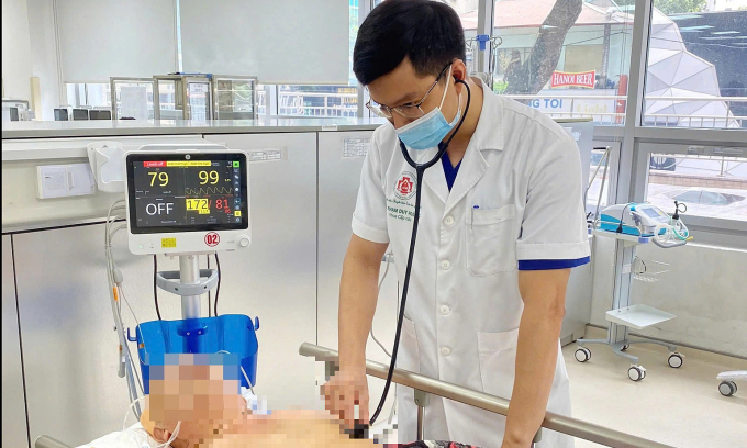 1-jpeg-1754719184-1754719204-3338-1754719425 Bác sĩ khoa Cấp cứu thăm khám cho bệnh nhân uống An cung ngưu hoàng hoàn chữa đột quỵ. Ảnh: Bệnh viện cung cấp