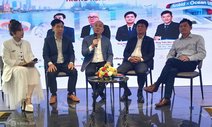 122-1754641169-1754641194-1754-8840-4842-1754641772 Ông Vũ Bá Phú, Cục trưởng Cục Xúc tiến thương mại cùng các doanh nghiệp tại tọa đàm diễn ra sáng 8/8 tại TP HCM. Ảnh: Thi Hà