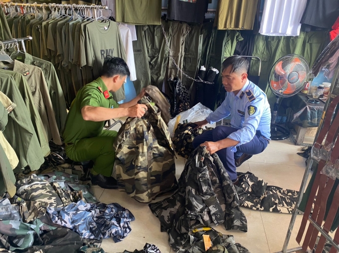 13a-5226-2-1754807381-9462-1754813164-1 Công an TP HCM thu giữ các quân phục không rõ xuất xứ tại một cửa hàng tại Hóc Môn tháng 7/2023. Ảnh: Công an TP HCM