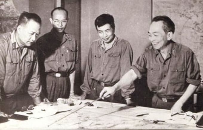1975-copy-1184x757-1755155960-2095-1755156797 Đại tướng Võ Nguyên Giáp, thượng tướng Hoàng Văn Thái và các tướng lĩnh khác chỉ đạo và theo dõi tác chiến trong cuộc Tổng tiến công và nổi dậy mùa xuân 1975. Ảnh tư liệu