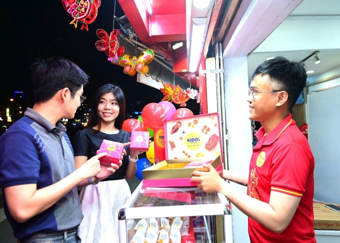 1a-1754309839-2448-1754310673 Bánh trung thu cao cấp KIDO’s Bakery hay bánh chuẩn vị truyền thống từ Thọ Phát đều có sẵn tại chuỗi cửa hàng trung thu chính hãng miniBAO. Ảnh: KIDO