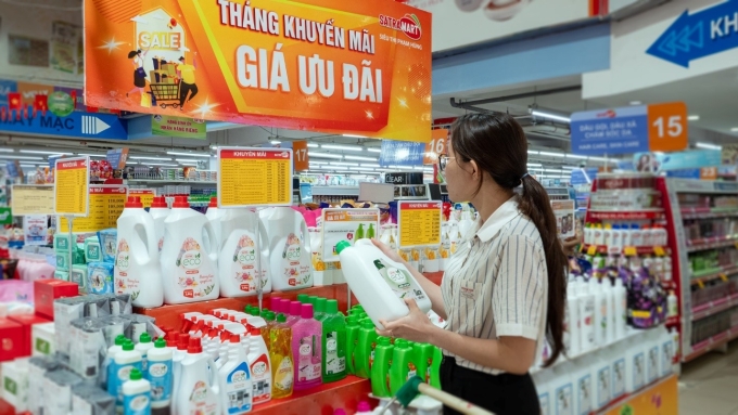 1a-1754409473-3798-1754410177 Người tiêu dùng mua sắm tại siêu thị Satramart Phạm Hùng, xã Bình Hưng, TP HCM. Ảnh: SATRA