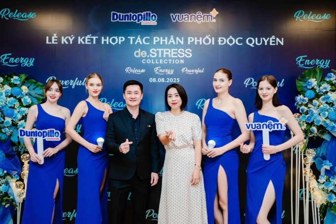 1b-1754914501-5585-1754915241 Đại diện Dunlopillo và Vua Nệm chụp hình lưu niệm trong buổi ký kết hợp tác. Ảnh: Dunlopillo