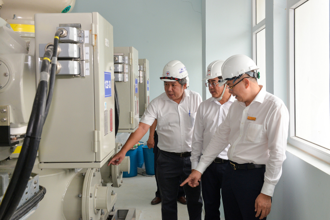 2-11-1755505550-1755505558-1894-1755505699 Tổng giám đốc Nguyễn Văn Thanh (ngoài cùng bên phải) kiểm tra công trình đầu tư xây dựng dự án lưới điện truyền tải. Ảnh: EVNHCMC