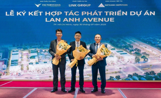 2-1754015647-1312-1754015873 Đại diện VictoryCons (ngoài cùng trái) cùng chủ đầu tư tại sự kiện. Ảnh: VictoryCons