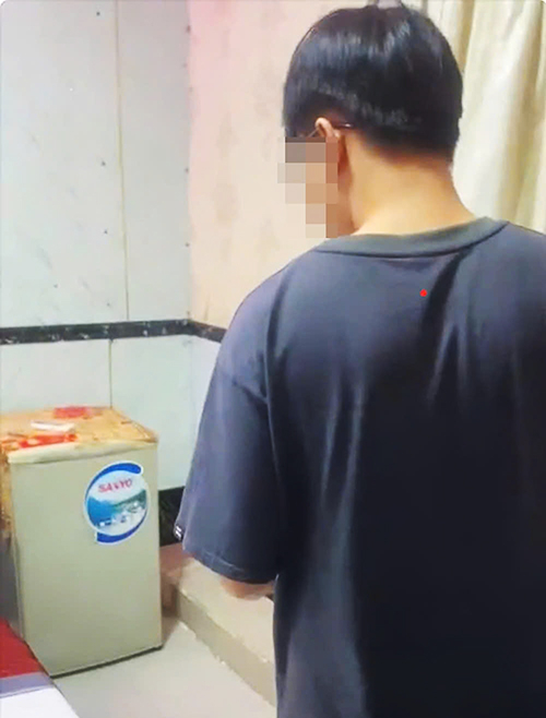 2-1754202459-5203-1754202669 Nam sinh 20 tuổi được cảnh sát tìm thấy khi đang tự cô lập trong khách sạn. Ảnh: Công an cung cấp