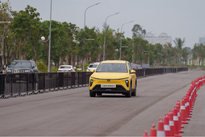 2-1754387285-6060-1754387433 VinFast Limo Green phiên bản màu vàng. Ảnh: Tuấn Vũ