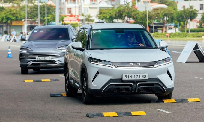2-1754468524-1754468573-8142-1754468692 Người tham dự lái thử xe ở sự kiện. Ảnh: BYD