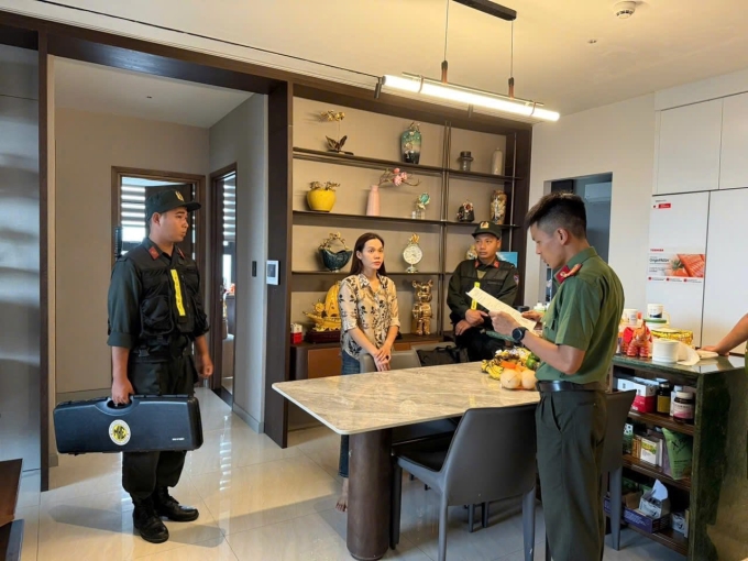 2-1754887929-3031-1754888053 Công an đọc lệnh khởi tố với bị can. Ảnh: Công an cung cấp