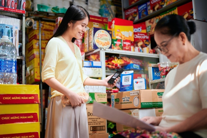 2-1754899444-4488-1754899519 Người dùng sử dụng tính năng VNPAY-QR. Ảnh: VNPAY