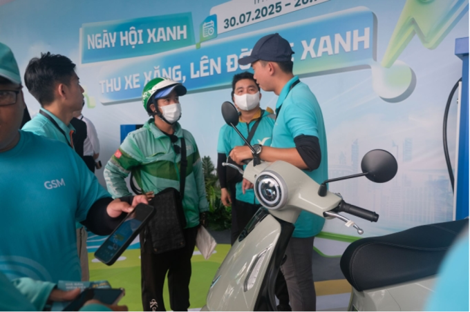 2-1755238255-8192-1755238371 Người dùng tìm hiểu dòng xe máy điện trang bị pin LPF tại một sự kiện. Ảnh: Tuấn Vũ