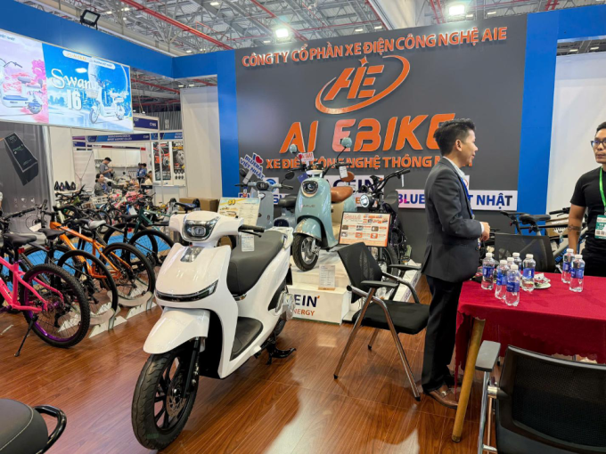 2-1755258997-5874-1755259103 AI Ebike trưng bày dòng xe máy điện AIE EH tại triển lãm. Ảnh: AIE