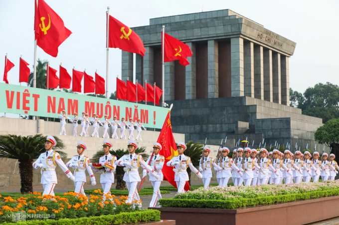 2-9-1755246285-2722-1755246310 Đội tiêu binh tiến hành nghi lễ chào cờ tại Lăng Chủ tịch Hồ Chí Minh. Anh: Ngọc Thành