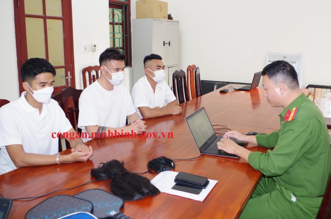 2-9-jpeg-1755015387-1185-1755015527 Ba thanh niên làm việc với công an phường Phủ Lý. Ảnh: Công an tỉnh Ninh Bình