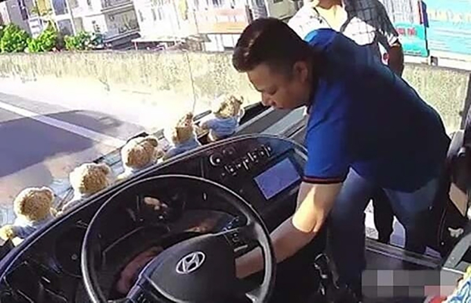 2-copy-1755167426-8346-1755168392 Cảnh ông Sơn chạy lên xe khách rút chìa khóa được camera giám sát ghi lại. Ảnh: Cắt từ video