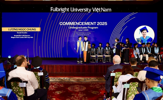 2-jpeg-1754448781-1754449861-1-5511-6597-1754450046 Tân cử nhân Lương Ngọc Chung nhận bằng tốt nghiệp. Ảnh: Fulbright