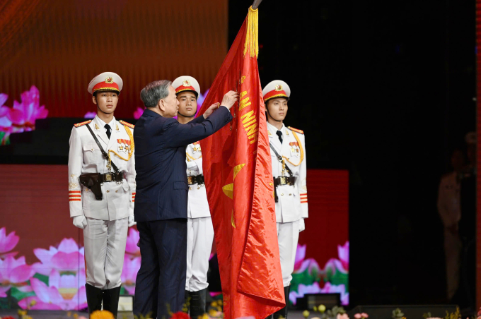 2-jpeg-1755408236-9026-1755408534 Tổng Bí thư Tô Lâm gắn Huân chương Sao Vàng lên cờ truyền thống của lực lượng Công an nhân dân. Ảnh: Hoàng Phong