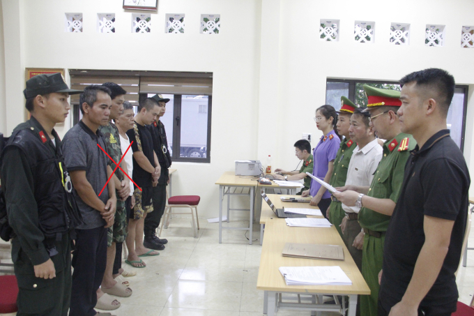 2-jpg-1754646491-4306-1754646578 Công an đọc lệnh khởi tố các bị can. Ảnh: Cao Thiên