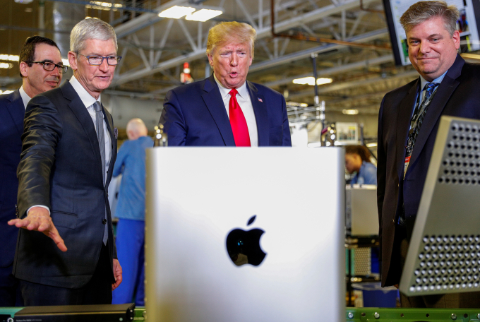 2019-11-20t000000z-1290608263-6300-3045-1754491360 Tổng thống Mỹ Donald Trump thăm nhà máy của Apple tại Texas năm 2019. Ảnh: Reuters