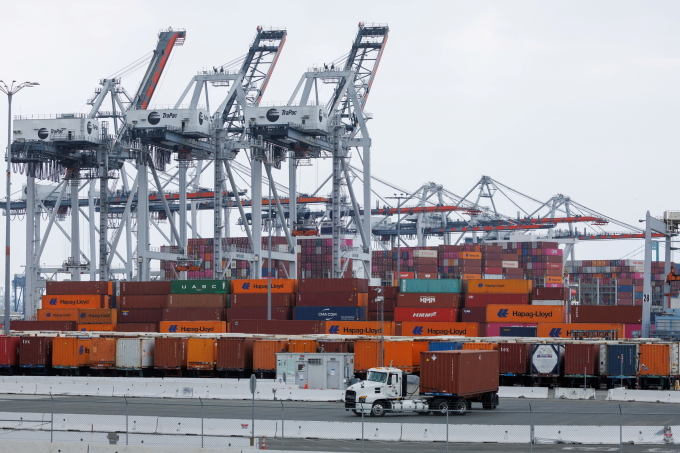 2024-10-18t001618z-1877441960-3236-5570-1753954706 Tàu container tại cảng Los Angeles (California, Mỹ). Ảnh: Reuters