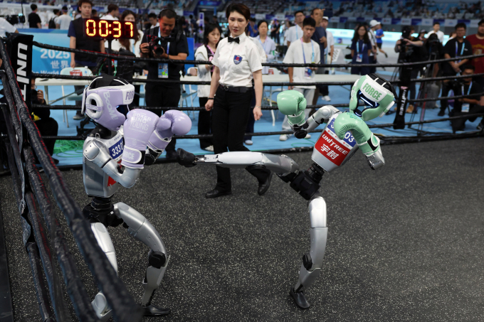 2025-08-15t084022z-1650588062-3301-5432-1755508627 Robot hình người Unitree Robotics thi đấu trong một trận kickboxing thuộc khuôn khổ Đại hội Thể thao Robot Hình người Thế giới ở Bắc Kinh ngày 15/8. Ảnh: Reuters