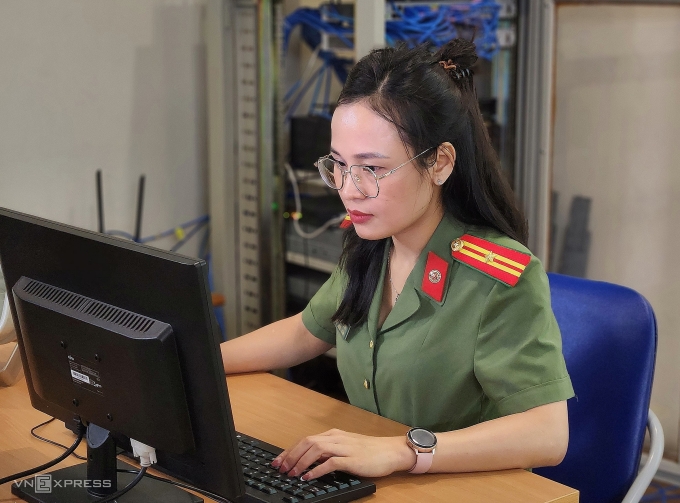 20250817-095348-1755399340-175-1143-6038-1755400414 Nữ cảnh sát lập trình, khi bàn phím cũng là mặt trận