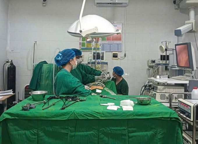 22961cac9b53120d4b42-175418933-9565-9287-1754189365 Bác sĩ phẫu thuật cho bệnh nhân. Ảnh: Bệnh viện cung cấp