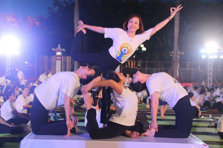 23-6-hon-1000-nguoi-tham-gia-dong-dien-yoga-quoc-te-da-nang-2025-1-17506916493471544355776 thể dục - Ảnh 2.