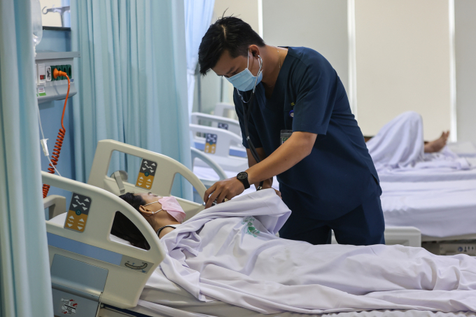 233a1848-4270-1754384797 Bác sĩ thăm khám người bệnh tại Khoa Cấp cứu lưu, Bệnh viện Quân y 175. Ảnh: Quỳnh Trần