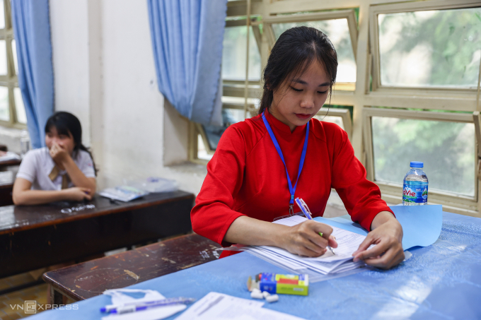 233a2496-1754147094-1754147149-7166-1754147211 Giám thị, giáo viên coi thi lớp 10 công lập tại THCS Hoa Lư, TP HCM, tháng 6/2025. Ảnh: Quỳnh Trần