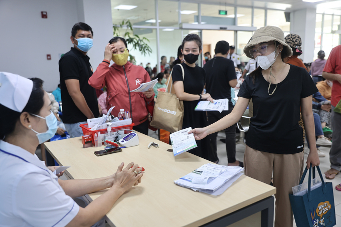 233a2636-1753887845-3184-1754014868 Bệnh nhân chờ khám bệnh tại bệnh viện ở TP HCM. Ảnh: Quỳnh Trần