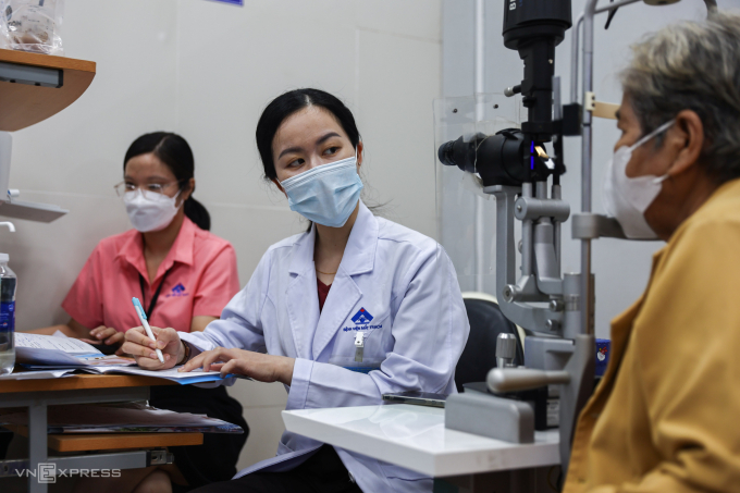 233a3210-1753756738-3100-1753756782 Bác sĩ bệnh viện mắt TP HCM khám bệnh cho người dân. Ảnh: Quỳnh Trần
