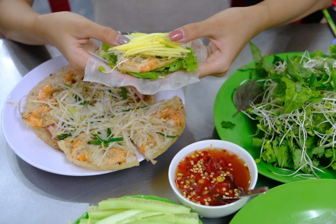 258a7d0dcae943b71af8-175402756-7057-6365-1754028134 Bánh xèo tôm nhảy cuốn bánh tráng. Ảnh: Bích Phương