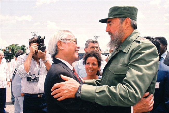 29112016160910920-fd-17-175524-4599-5028-1755245012 Ông Fidel Castro đón Thủ tướng Võ Văn Kiệt tại La Habana (10/7/1993). Ảnh: TTXVN