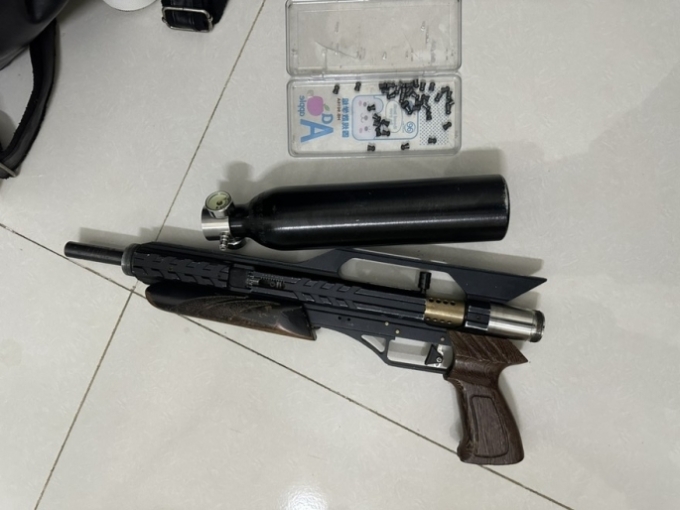 2dce31444514253a3473e0d7a04862-7422-7307-1755656738 Khẩu súng săn gây trọng thương người vô can, bị tịch thu trong vụ án. Ảnh: Công an cung cấp