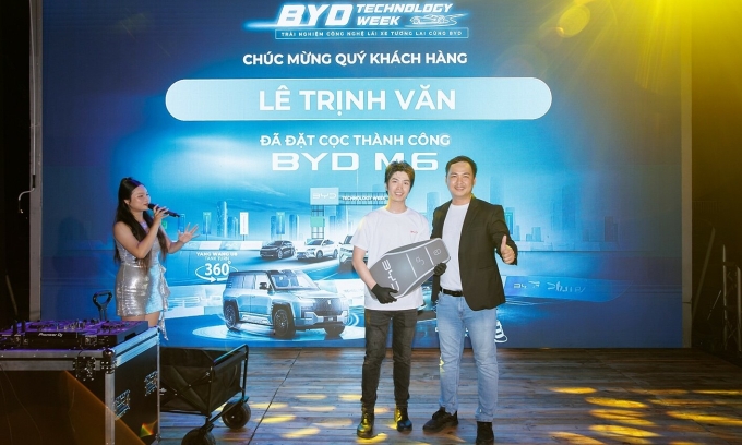 3-1754468493-1754468515-6306-1754468692 Người dùng đặt cọc xe tại sự kiện. Ảnh: BYD