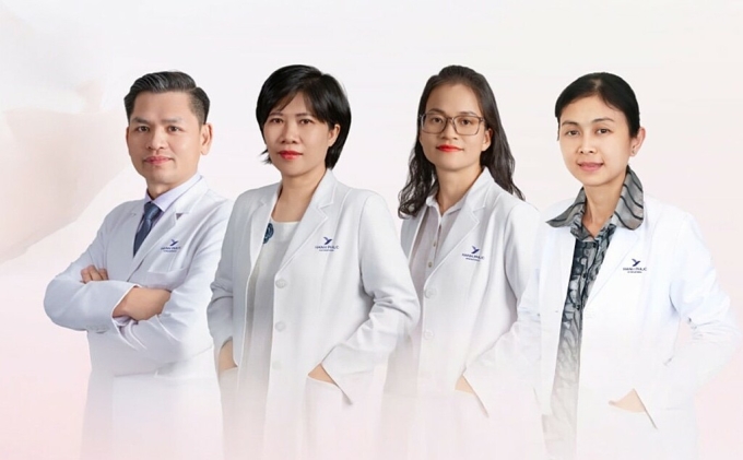 3-1755144559-1755144580-4405-1755145039 Ê-kíp bác sĩ thực hiện phẫu thuật và chăm sóc sau sinh cho mẹ và bé tại Bệnh viện Đa khoa Quốc tế Hạnh Phúc (từ phải sang trái): BSCKII. Trần Đức Tuấn - Phó khoa Sản - Phụ khoa; ThS.BS. Nguyễn Thị Tuyết Anh - Trưởng khoa Sản - Phụ khoa; ThS.BS. Hồ Thị Hoàng Anh - Bác sĩ Sản - Phụ khoa và ThS.BSCKI. Nguyễn Thị Thiên An - Trưởng khoa NICU. Ảnh: Hoàn Mỹ