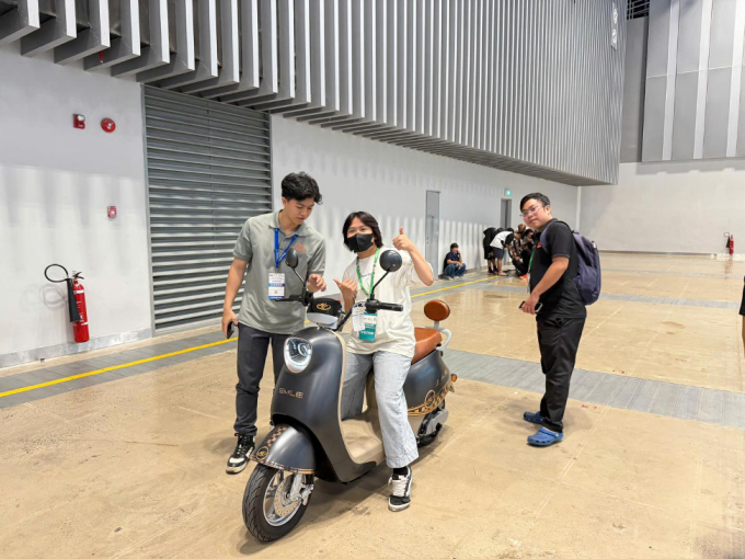 3-1755258971-9622-1755259103 Khách tham quan lái thử xe điện AIE Bike tại triển lãm. Ảnh: AIE